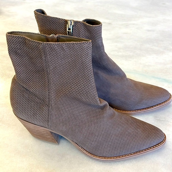 Dolce Vita Asha Ankle Boots Booties 8.5 Perforated Suede Leather Taupe - Picture 1 of 9